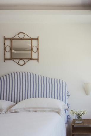 soveværelse med blå sengegavl