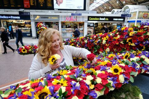 Charlie Dimmock går sammen med ferieselskabet Monarch som en del af deres 'Year of Nice' -kampagne.