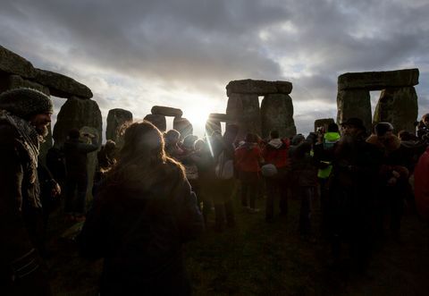 Druider fejrer vintersolverv i Stonehenge