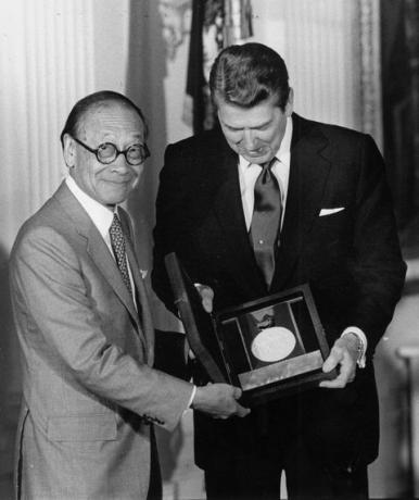 Arkitekt I. M. Pei modtager kunstmedalje fra præsident Reagan.