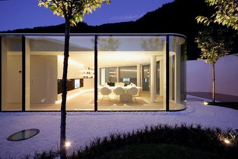 Glasvilla i Schweiz designet af den berømte Milanese arkitekt, Jacopo Mascheroni