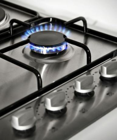 blå flammer af en gaskomfur i køkkenerlignende billeder