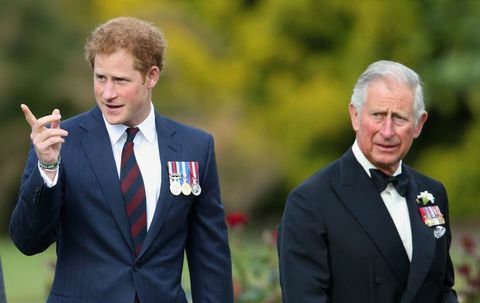 london, Storbritannien 09 juni Embargo til offentliggørelse i uk aviser indtil 48 timer efter oprettelse af dato og klokkeslæt prins Harry og prins Charles, Prince of Wales deltager i gurkha 200-festspil på Royal Hospital Chelsea den 9. juni 2015 i London, England Foto af Max mumbyindigogetty billeder