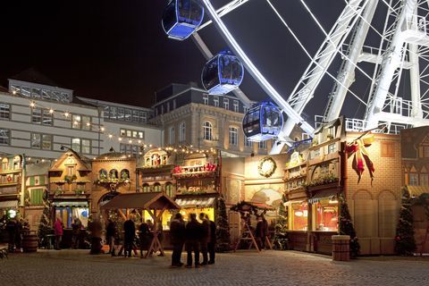 Julemarked og pariserhjul i den gamle bydel i Düsseldorf.