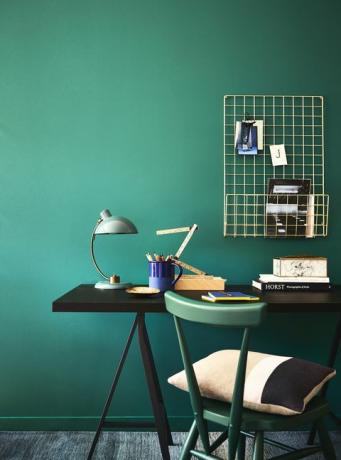 grønne krikandsvægge bag et skrivebord og en grøn stol, overdådigt kontor, rig krikand danner en beroligende og stilfuld baggrund til et praktisk arbejdsområde