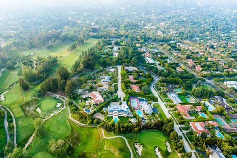 Luftfoto af Bel Air Los Angeles naboskab med palæer og golfbane. Bel Air, Los Angeles County, Californien.