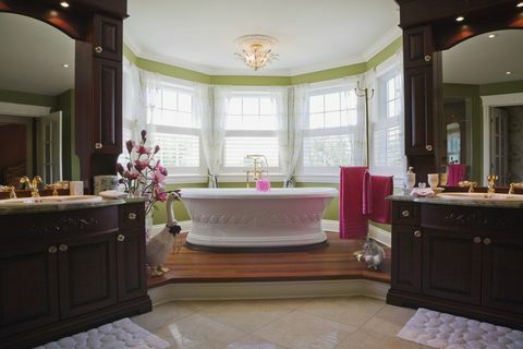 Master soveværelse med eget badeværelse med fritstående badekar, sommerhusstil, Quebec, Canada