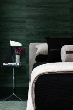 soveværelse, sorte lagner, grønt vægbeklædning