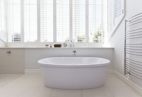 Badekar i moderne hvidt badeværelse