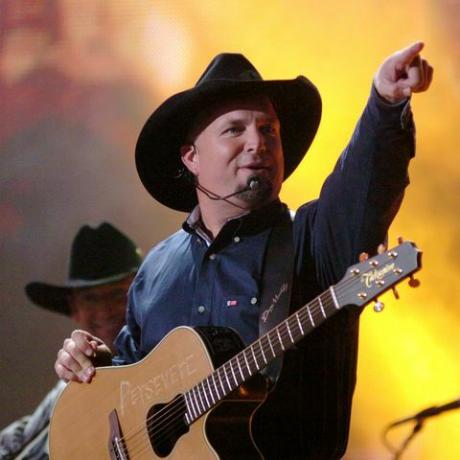 garth brooks udfører god tur cowboy under den 39. årlige cma-pris garth brooks udfører på times square på times square i new york city, new york, usa foto af j kempinfilmmagic