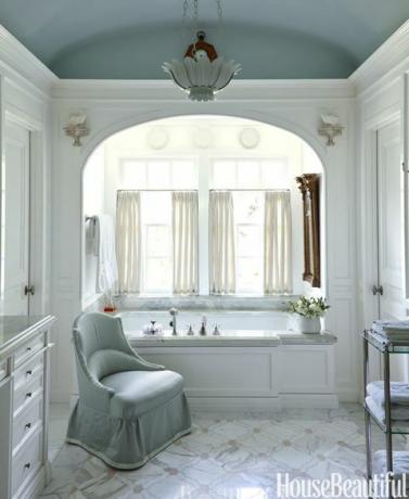 Det blanke tønloft i masterbadet er malet i Farrow & Ball's Skylight. P. E. Guerin badekararmaturer. DeAngelis stol i kejserindustrien Satin af Fret Fabrics.