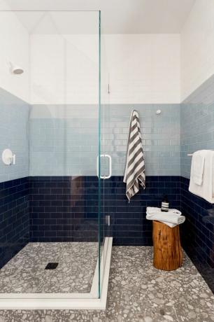badeværelse med blå fliser