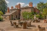 Tidligere Herefordshire Coaching Inn fra det 18. århundrede med magiske haver til salg - Abbey Dore Court