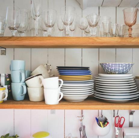 hvordan man holder omkostningerne nede, når porcelæn og drikkeglas står på hylderne i køkkenet hos homeing house