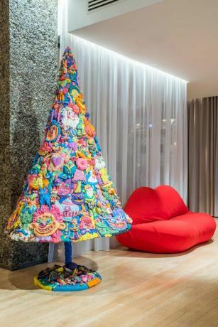 Sanderson Hotel afslører Alice i Eventyrland med juletræ - udelukkende lavet af plasticin