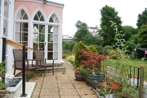 Brookdale - Devon - lyserødt sommerhus - terrasse - styrke og sønner