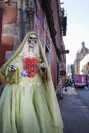 en santa muerte statue i mexico city