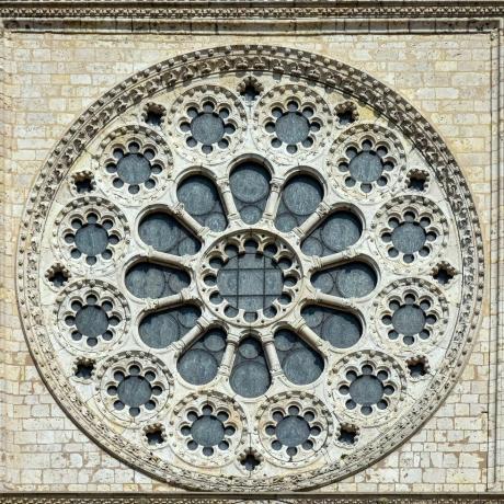 majestætisk nærbillede af rosenvinduet i katedralen i chartres i Loire-dalen, Frankrig