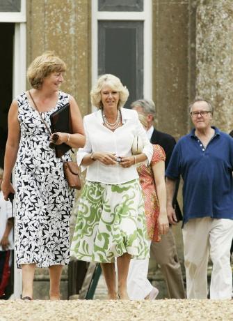 wilshire, england 22. juli camilla, hertuginde af cornwall med lord and lady lansdowne i deres hjem bowood house til en hundeudstilling og country messe afholdt til støtte for macmillan cancer relief charity den 22. juli 2006 i Wiltshire, England foto af tim graham fotobibliotek via getty images