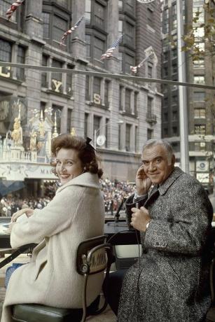 Betty White og Lorne Greene er værter for Macy's Thanksgiving Day parade