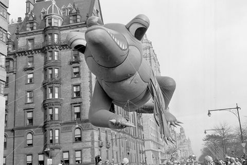 Alligator holder sig højt i Macys Thanksgiving-parade med punkteret arm