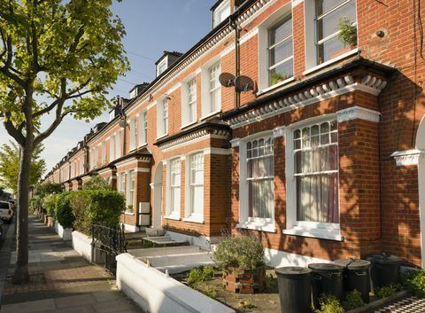 en lang række victorianske huse i Londons bydel Wandsworth