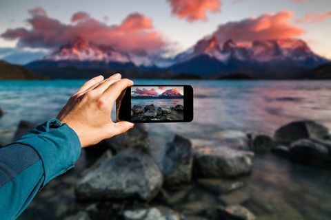 Fotografering med smartphone i hånden. Rejse koncept. Torres del Paine, Chili