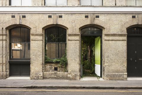 Airbnb og Pantone har samarbejdet om et 'Outside In' hus i London.