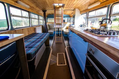 Bo i en konverteret vintage Double Decker-bus i det walisiske landskab