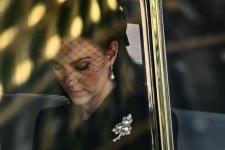 Kate Middleton bærer en subtil hyldest til dronningen for at se monarken ligge i staten