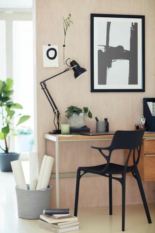 lys arbejdsværelse med skrivebord og sort stol