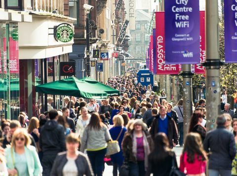 Buchanan Street i Glasgow travlt med købere