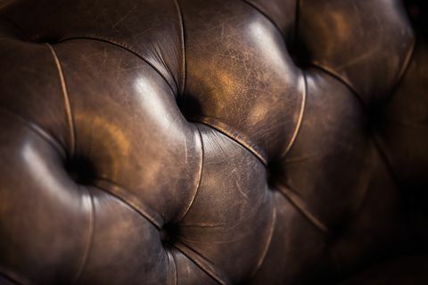 Detalje i en luksuriøs brun lædersofa