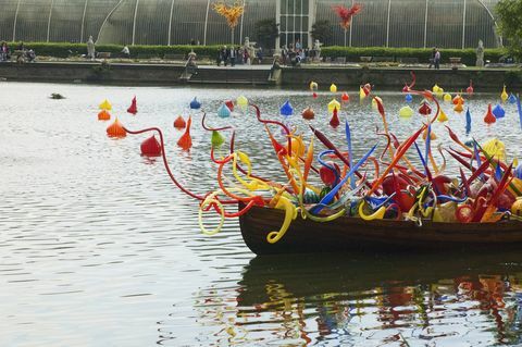 Thames Skiff af Dale Chihuly foran Palm House Royal Botanic Gardens, Kew, Surrey, England, Storbritannien