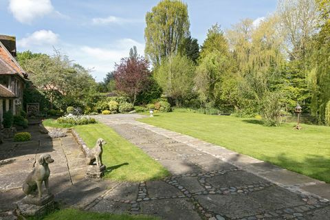 Tryst House, Shottery, Stratford upon Avon, Warwickshire - med græsplæne og sø