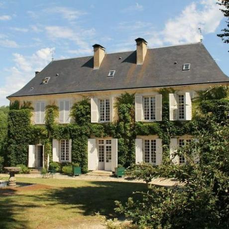 dette herregård med en privat sø er til salg i Dordogne, Frankrig