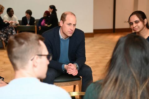 Storbritannien, prins William, hertug af Cambridge c taler med bafta-stipendiater og bafta-stipendiater under et besøg i det nyistandsatte hovedkvarter af british academy of film and tv arts bafta i london den 27. januar 2022 foto af paul grover pool afp foto af paul groverpoolafp via getty images