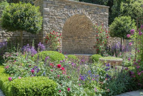 The Claims Guys: A Very English Garden designet af Janine Crimmins - Artisan garden - Chelsea Flower Show 2018