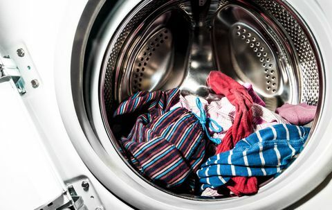 Tøjvask inde i en vaskemaskine tromme