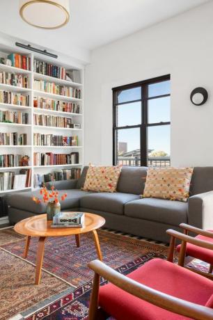røde stole, stue, sofabord af træ, sofabordsbøger
