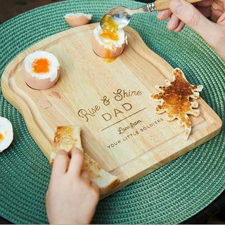 Personligt 'Rise And Shine' Dippy Egg Board