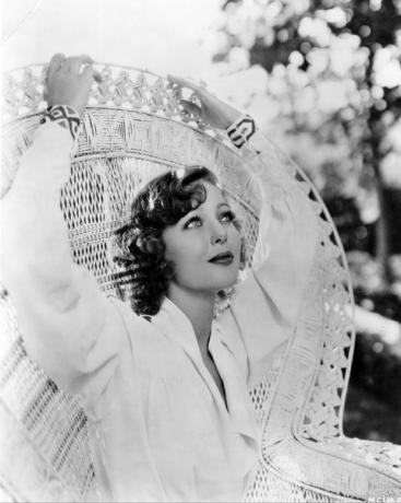 cirka 1930 amerikansk skuespillerinde Loretta ung 1913 2000 sidder i en fletpåfuglestol med armene hævet over hovedet og holder kanten af ​​stolen photo by hulton archivegetty images