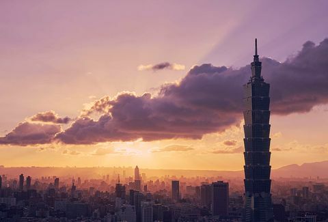Taipei 101 dominerer udsigten, når solen går ned over byen