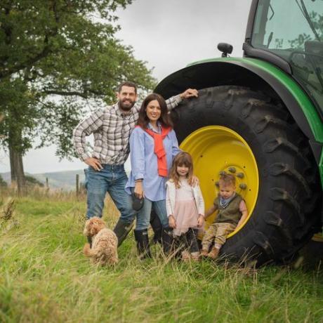 kelvins store landbrugseventyr, kelvin fletcher og liz marsland med børn