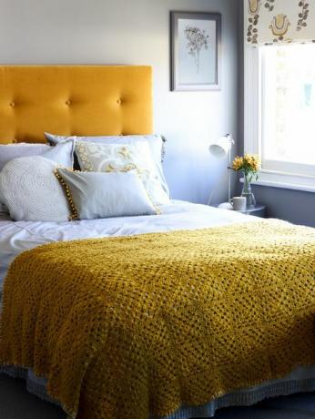 stort sengebord og hovedgærde skaber en fantastisk funktion i et lille soveværelse