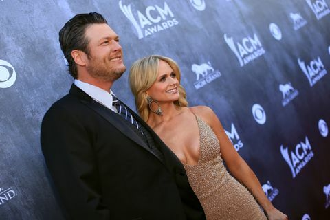 las vegas, nv april 06 indspilningskunstnere blake shelton l og miranda lambert deltager i det 49. årlige akademi for countrymusik priser på mgm grand garden arena den 6. april 2014 i las vegas, nevada foto af christopher polkacma2014getty images for acm