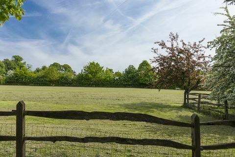 Friars Elm beliggende i Ranmore Common, Dorking, Surrey - landsted til salg