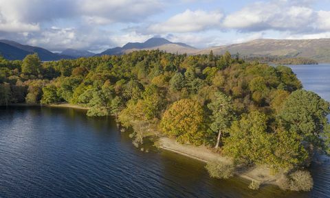 en ø på omkring 103 hektar beliggende ud for den vestlige bred af den sydlige loch lomond er til salg