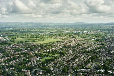 Luftfoto af forstæderboliger og fjernt landskab, England, UK
