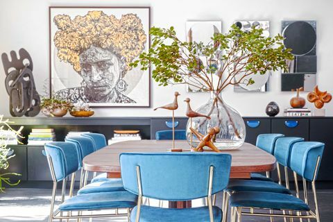 spisestue, spisebord i træ, blå spisebordsstole, træskabe, galleri vægkunst, stor vase